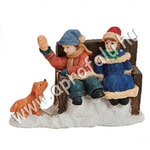 Gyerekek ülnek a padon, kutyával