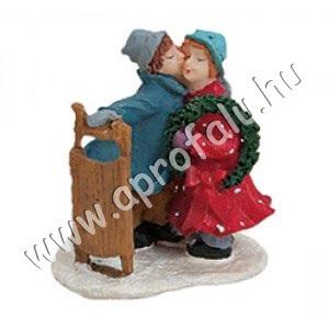 Szánkózó csókolózó pár