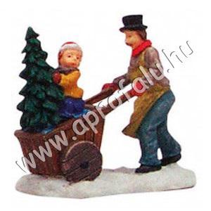 Férfi szekeret tol, rajta a fia és egy fenyő