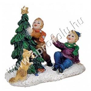 Gyerekek fenyővel és kutyával
