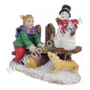 Libikókázó gyerek hóemberrel