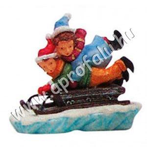 Szánkózó gyerekek